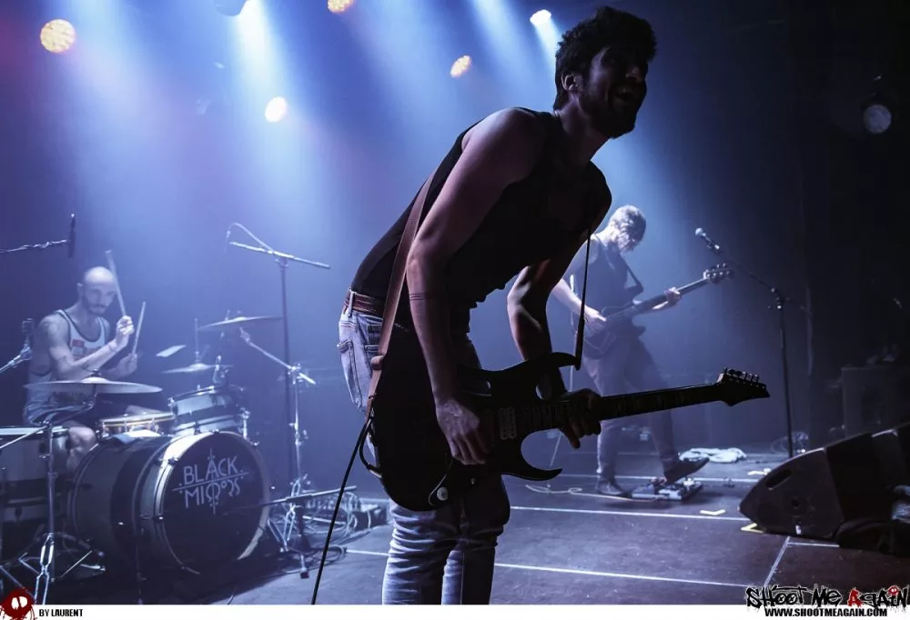 BULLDOZER AND THE MACHINE GUNS